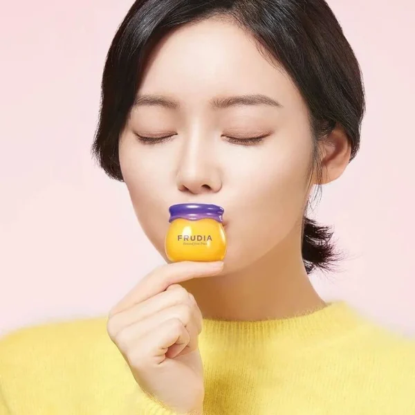 Blueberry Hydrating Honey Lip Balm - FRUDIA - Imagen 3